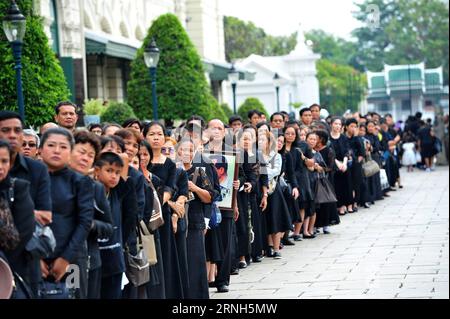 (161029) -- BANGKOK, 29 ottobre 2016 -- i luttuari pagano il rispetto per il re tailandese Bhumibol Adulyadej presso la sala del Trono di Dusit Maha Prasat a Bangkok, Thailandia, 29 ottobre 2016. ) (zf) THAILAND-BANGKOK-LATE KING-LURNING RachenxSageamsak PUBLICATIONxNOTxINxCHN Bangkok OCT 29 2016 Morne rispetta il Late Thai King Bhumibol Adulyadej AL Dusit Maha Prasat Throne Hall di Bangkok Thai Country OCT 29 2016 ZF Thai Country Bangkok Late King Late King Lurning RachenxSageamsak PUBLICATIONXNOTxINXCHN Foto Stock