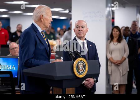 Washington, Stati Uniti. 31 agosto 2023. Il presidente degli Stati Uniti Joe Biden, a sinistra, affiancato dal segretario per la sicurezza interna Alejandro Mayorkas, a destra, fa delle osservazioni durante una visita alla sede centrale della Federal Emergency Management Agency per ringraziare il personale per la risposta agli incendi a Maui e all'uragano Idalia, il 31 agosto 2023 a Washington, DC Credit: TIA Dufour/Homeland Security/Alamy Live News Foto Stock