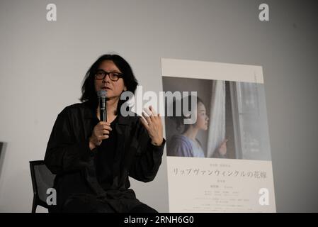 Il regista giapponese Shunji Iwai parla dopo la proiezione del suo film A Bride for Rip Van Winkle durante il 29° Tokyo International Film Festival a Tokyo, in Giappone, il 29 ottobre 2016. ) (Zhf) JAPAN-TOKYO-FILM FESTIVAL-DIRECTOR-SHUNJI IWAI YangxTing PUBLICATIONxNOTxINxCHN il regista giapponese Shunji Iwai parla dopo la proiezione del suo Film a Bride per Rip van Winkle durante il 29° Tokyo International Film Festival a Tokyo Giappone NELL'ottobre 29 2016 zhf Japan Tokyo Film Festival regista Shunji Iwai PUBLICATIONxNOTxINXCHN Foto Stock