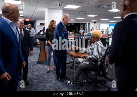 Washington, Stati Uniti. 31 agosto 2023. Il presidente degli Stati Uniti Joe Biden, centro, ringrazia il personale durante una visita alla sede centrale della Federal Emergency Management Agency a seguito dell'uragano Idalia, 31 agosto 2023 a Washington, DC Credit: TIA Dufour/Homeland Security/Alamy Live News Foto Stock
