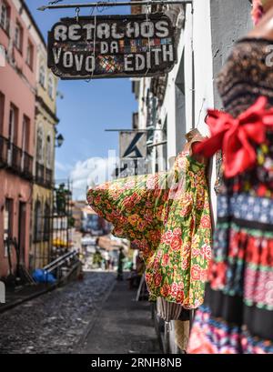 La foto scattata il 31 ottobre mostra gli abiti di un negozio nella città vecchia di Salvador, a Salvador, Brasile. Salvador, la capitale dello stato brasiliano nord-orientale di Bahia, è la prima capitale coloniale del Brasile e una delle più antiche delle Americhe. (zf) BRASILE-SALVADOR-TURISMO ShenxHong PUBLICATIONxNOTxINxCHN la foto scattata NELL'ottobre 31 mostra gli abiti di un negozio nella città vecchia di Salvador in Brasile Salvador la capitale dello Stato brasiliano nord-orientale di Bahia È la prima capitale coloniale del Brasile e una delle più antiche delle Americhe ZF Brasile Salvador Tourism ShenxHong PUBLICAT Foto Stock