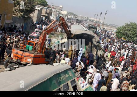 Bilder des Tages Schweres Zugunglück in Pakistan (161103) -- KARACHI, Nov. 3, 2016 -- People work at the site of a collision between two trains in southern Pakistani port city of Karachi, Nov. 3, 2016. At least 21 people were killed and 45 others injured when two passenger trains collided with each other in Pakistan s southern port city of Karachi on Thursday morning, hospital officials said. ) (dtf) PAKISTAN-KARACHI-TRAIN COLLISION Arshad PUBLICATIONxNOTxINxCHN   Images the Day Heavy Accident in Pakistan  Karachi Nov 3 2016 Celebrities Work AT The Site of a collision between Two Trains in Sou Stock Photo