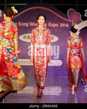 (161105) -- HONG KONG, 5 novembre 2016 -- i modelli presentano abiti da sposa tradizionali cinesi all'Hong Kong Wedding Expo 2016 a Hong Kong, nel sud della Cina, 5 novembre 2016. ) (wx) CINA-HONG KONG-TRADITIONAL WEDDING DRESSES (CN) LixPeng PUBLICATIONxNOTxINxCHN Hong Kong 5 novembre 2016 Models Present Chinese Traditional Wedding Dresses ALL'Hong Kong Wedding EXPO 2016 a Hong Kong South China 5 novembre 2016 wx China Hong Kong Traditional Wedding Dresses CN LixPeng PUBLICATIONxNOTxINxCHN Foto Stock