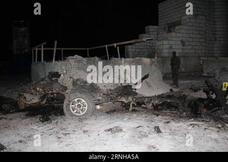 Bilder des Tages Bombenanschlag in Mogadischu (161105) -- MOGADISCHU, 5 novembre 2016 -- foto scattata il 5 novembre 2016 mostra il sito di un attacco di autobomba vicino agli edifici del parlamento a Mogadiscio, Somalia. Due soldati sono stati uccisi in un attentato suicida con autobomba nei pressi degli edifici del parlamento nella capitale somala Mogadiscio sabato sera, ha detto un funzionario della sicurezza. ) SOMALIA-MOGADISCIO-ATTACK FaisalxIsse PUBLICATIONxNOTxINxCHN immagini il giorno dell'attentato a Mogadiscio Mogadiscio 5 novembre 2016 foto scattata IL 5 novembre 2016 mostra il sito di un'autobomba nei pressi degli edifici del Parlamento a Mogadiscio Somalia due soldati Foto Stock