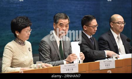 (161107) - HONG KONG, 7 novembre 2016 -- l'amministratore delegato di Hong Kong Leung Chun-Ying (2nd L) parla a una conferenza stampa a Hong Kong, Cina meridionale, 7 novembre 2016. Lunedì Leung ha detto che lui e il governo della regione amministrativa speciale (RAS) sostengono e attueranno pienamente l'interpretazione approvata dal Comitato permanente del Congresso Nazionale del popolo in merito al giuramento da parte di funzionari pubblici di cui all'articolo 104 della legge fondamentale della RAS. ) (Zkr) CHINA-HONG KONG-CHIEF EXECUTIVE-PRESS CONFERENCE(CN) LuixSiuxWai PUBLICATIONxNOTxINxCHN Hong Kong 7 novembre 2016 Hong Kong Chief Executive le Foto Stock