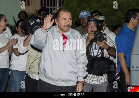 MANAGUA, 6 novembre 2016 - il presidente nicaraguense Daniel Ortega (fronte) arriva in un centro elettorale a Managua, capitale del Nicaragua, il 6 novembre 2016. Il presidente nicaraguense Daniel Ortega ha vinto le elezioni presidenziali, ha confermato il Consiglio elettorale supremo (CSE) lunedì. ) NICARAGUA-MANAGUA-ELEZIONI OscarxNavarrete PUBLICATIONxNOTxINxCHN Managua 6 novembre 2016 il presidente nicaraguense Daniel Ortega Front arriva IN un centro di polling a Managua capitale del Nicaragua IL 6 novembre 2016 il presidente nicaraguense Daniel Ortega ha vinto le elezioni presidenziali ha confermato il Consiglio elettorale supremo SU Mond Foto Stock