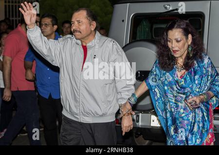 MANAGUA, 6 novembre 2016 - il presidente nicaraguense Daniel Ortega (L) arriva in un centro elettorale a Managua, capitale del Nicaragua, il 6 novembre 2016. Il presidente nicaraguense Daniel Ortega ha vinto le elezioni presidenziali, ha confermato il Consiglio elettorale supremo (CSE) lunedì. ) NICARAGUA-MANAGUA-ELEZIONI OscarxNavarrete PUBLICATIONxNOTxINxCHN Managua 6 novembre 2016 il presidente nicaraguense Daniel Ortega l arriva IN un Centro di polling a Managua capitale del Nicaragua IL 6 novembre 2016 il presidente nicaraguense Daniel Ortega ha vinto le elezioni presidenziali ha confermato il Consiglio elettorale Supremo lunedì NICARAGUA Foto Stock