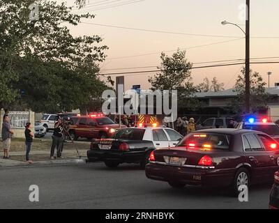 USA - Schießerei in Kalifornien vor einem Wahllokal in Asuza (161109) -- LOS ANGELES, 9 novembre 2016 -- le auto della polizia sono viste sul luogo delle sparatorie vicino a un seggio elettorale ad Asuza, California, Stati Uniti, l'8 novembre 2016. Una persona è stata uccisa e altre due sono rimaste gravemente ferite nell'incidente di sparatoria fuori da un luogo di sequestro ad Asuza, ha detto la polizia. ) (hy) U.S.-CALIFORNIA-ASUZA-SHOOTING HuangxChao PUBLICATIONxNOTxINxCHN USA Shooting in California davanti a una stazione di polling a Los Angeles 9 novembre 2016 Police Cars are Lakes AL sito di tiro vicino a una stazione di polling in Californi Foto Stock