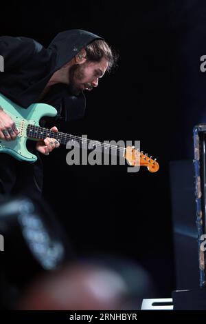 FRANCOFORTE, 8 novembre 2016 - Simon Neil, membro della rock band scozzese Biffy Clyro, si esibisce durante un concerto al Festhalle di Francoforte, in Germania, l'8 novembre 2016. ) (hy) GERMANY-FRANKFURT-CONCERT-BIFFY CLYRO LuoxHuanhuan PUBLICATIONxNOTxINxCHN Frankfurt Nov 8 2016 Simon Neil membro dello Scottish Rock Tie Biffy Clyro si esibisce durante un concerto ALLA Festhalle di Francoforte Germania L'8 novembre 2016 Hy Germany Frankfurt Concert Biffy Clyro LuoxHuanhuan PUBLICATIONxNOTxINxCHN Foto Stock