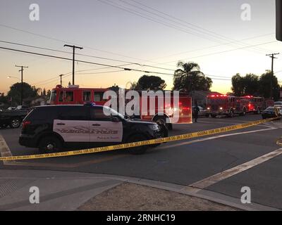 USA - Schießerei in Kalifornien vor einem Wahllokal in Asuza (161109) -- LOS ANGELES, 9 novembre 2016 -- le auto della polizia e i camion dei pompieri si riuniscono sul luogo delle sparatorie nei pressi di una stazione di sequestro ad Asuza, California, Stati Uniti, l'8 novembre 2016. Una persona è stata uccisa e altre due sono rimaste gravemente ferite nell'incidente di sparatoria fuori da un luogo di sequestro ad Asuza, ha detto la polizia. ) (hy) U.S.-CALIFORNIA-ASUZA-SHOOTING HuangxChao PUBLICATIONxNOTxINxCHN USA Shooting in California davanti a un polling station a Los Angeles 9 novembre 2016 Police Cars e Fire Trucks si riuniscono PRESSO il sito di Shooting vicino a un po Foto Stock