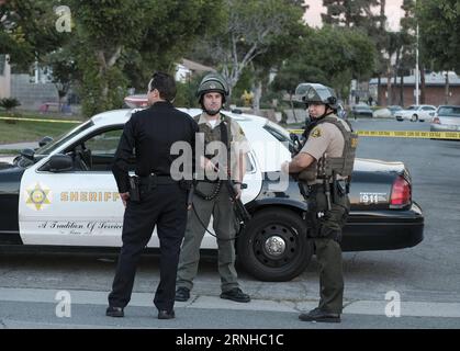 USA - Schießerei in Kalifornien vor einem Wahllokal in Asuza (161109) -- LOS ANGELES, 9 novembre 2016 -- polizia e sceriffo stanno di guardia vicino al sito delle sparatorie ad Asuza, California, Stati Uniti, l'8 novembre 2016. Una persona è stata uccisa e altre due sono rimaste gravemente ferite nell'incidente di sparatoria fuori da un luogo di sequestro ad Asuza, ha detto la polizia. ) (hy) U.S.-CALIFORNIA-ASUZA-SHOOTING ZhaoxHanrong PUBLICATIONxNOTxINxCHN USA Shooting in California davanti a una stazione di polling a Los Angeles 9 novembre 2016 polizia e sceriffo stano guardia vicino al sito di tiro in California Stati Uniti o Foto Stock