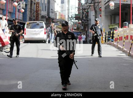 (161111) -- MANILA, 11 novembre 2016 -- membri della polizia nazionale filippina armi speciali e tattiche pattuglia all'ingresso di Chinatown a Manila, Filippine, 11 novembre 2016. Il distretto di polizia di Manila ha aumentato i poliziotti che pattugliano Manila dopo aver verificato i casi di rapimento. ) (Zxj) FILIPPINE-MANILA-POLIZIA PATTUGLIA RouellexUmali PUBLICATIONxNOTxINxCHN 161111 Manila 11 novembre 2016 membri della polizia nazionale filippina armi speciali e tattiche pattuglia ALL'entrata di China Town a Manila Filippine 11 novembre 2016 il distretto di polizia di Manila ha aumentato il po Foto Stock