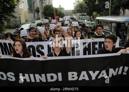 (161111) -- MANILA, 11 novembre 2016 -- gli studenti tengono cartelli contro la decisione della Corte Suprema delle Filippine che consente l'interramento dei resti del presidente spodestato Ferdinand Marcos nel cimitero degli eroi di Manila, nelle Filippine, 11 novembre 2016. Il portavoce del presidente filippino Rodrigo Duterte ha dichiarato venerdì che la sepoltura dei resti del presidente estromesso Ferdinand Marcos avrà luogo entro l'anno. ) (Zxj) FILIPPINE-MANILA-PROTESTA RALLY RouellexUmali PUBLICATIONxNOTxINxCHN 161111 Manila 11 novembre 2016 studenti sono in possesso di cartelli contro la decisione della Corte suprema delle Filippine allo Foto Stock