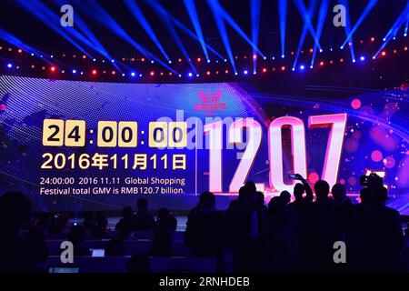 Alibaba feiert Umsatzrekord am Singles Day (161112) -- SHENZHEN, 12 novembre 2016 -- foto scattata il 12 novembre 2016 mostra uno schermo gigante che mostra il volume totale di merce lorda (GMV) del mercato online di Alibaba Tmall per lo shopping del Singles Day a Shenzhen, nella provincia del Guangdong della Cina meridionale. Entro le ore 0 di sabato, la GMV totale di Tmall durante il Singles Day ha superato i 120,7 miliardi di yuan (circa 17,78 miliardi di dollari USA). )(zhs) CHINA-ALIBABA-TMALL-ONLINE SHOPPING-SINGLE DAY (CN) HuangxZongzhi PUBLICATIONxNOTxINxCHN Alibaba celebra il record di vendite al Singles Day Shenzhen 12 novembre 2016 Foto Stock