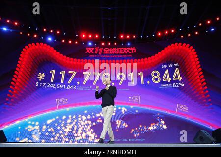 Alibaba feiert Umsatzrekord AM Singles Day SHENZHEN, 11 novembre 2016 -- Jack ma, presidente del gigante di e-commerce nazionale Alibaba parla di fronte a uno schermo gigante che mostra il volume totale lordo delle merci (GMV) del mercato online di Alibaba Tmall per lo shopping del Singles Day a Shenzhen, nella provincia del Guangdong della Cina meridionale, 11 novembre 2016. Entro le ore 0 di sabato, la GMV totale di Tmall durante il Singles Day ha superato i 120,7 miliardi di yuan (circa 17,78 miliardi di dollari USA). )(zhs) CHINA-ALIBABA-TMALL-SHOPPING-ONLINE-SINGLE DAY (CN) ShenxBohan PUBLICATIONxNOTxINxCHN Alibaba celebra le vendite R Foto Stock