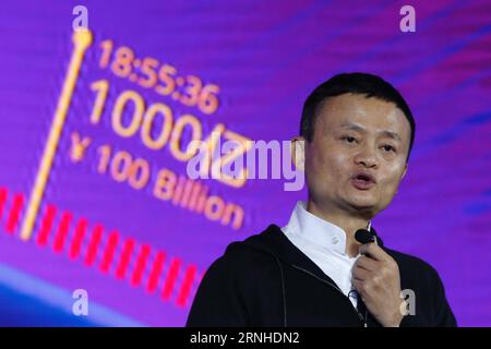 Alibaba feiert Umsatzrekord AM Singles Day SHENZHEN, 11 novembre 2016 -- Jack ma, presidente del gigante di e-commerce nazionale Alibaba parla di fronte a uno schermo gigante che mostra il volume totale lordo delle merci (GMV) del mercato online di Alibaba Tmall per lo shopping del Singles Day a Shenzhen, nella provincia del Guangdong della Cina meridionale, 11 novembre 2016. Entro le ore 0 di sabato, la GMV totale di Tmall durante il Singles Day ha superato i 120,7 miliardi di yuan (circa 17,78 miliardi di dollari USA). )(zhs) CHINA-ALIBABA-TMALL-SHOPPING-ONLINE-SINGLE DAY (CN) ShenxBohan PUBLICATIONxNOTxINxCHN Alibaba celebra le vendite R Foto Stock