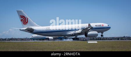 (161112) - SYDNEY , 12 novembre 2016 - un aereo Airbus 330-200 di Air China arriva all'aeroporto di Sydney, Australia, 12 novembre 2016. L'aereo è atterrato all'aeroporto di Sydney sabato, segnando la prima rotta diretta da Chengdu, capitale della provincia del Sichuan della Cina sud-occidentale, e l'inizio di un servizio attivo tre volte a settimana. )(gl) AUSTRALIA-SYDNEY-CHENGDU-AIR CHINA-VOLO DIRETTO ZhuxHongye PUBLICATIONxNOTxINxCHN Sydney 12 novembre 2016 a Airbus 330 200 l'aereo di Air China arriva ALL'Aeroporto di Sydney Australia 12 novembre 2016 l'aereo atterra ALL'Aeroporto di Sydney sabato segnando la prima direzione Foto Stock