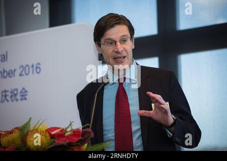 (161112) -- SYDNEY , 12 novembre 2016 -- Jonathan o Dea, Segretario parlamentare per i grandi eventi e il turismo del nuovo Galles del Sud, parla alla celebrazione del servizio inaugurale di Air China Chengdu-Sydney a Sydney, Australia, 12 novembre 2016. Un aereo Airbus 330-200 di Air China ha toccato l'aeroporto di Sydney sabato, segnando la prima rotta diretta da Chengdu, capitale della provincia del Sichuan della Cina sud-occidentale, e l'inizio di un servizio attivo tre volte a settimana. )(gl) AUSTRALIA-SYDNEY-CHENGDU-AIR CHINA-VOLO DIRETTO ZhuxHongye PUBLICATIONxNOTxINxCHN Sydney 12 novembre 2016 Jonathan o DEA New South Wal Foto Stock