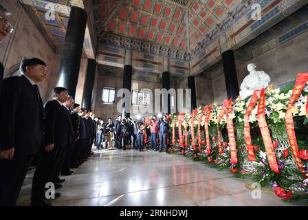 (161112) -- NANCHINO, 12 novembre 2016 -- i delegati rendono omaggio alla statua di Sun Yat-sen durante una cerimonia commemorativa del 150° anniversario della nascita di Sun Yat-sen al Mausoleo Sun Yat-sen a Nanchino, capitale della provincia di Jiangsu della Cina orientale, 12 novembre 2016. Nato nel 1866, Sun Yat-sen è stato il fondatore del Partito del Kuomintang ed è un leader rivoluzionario venerato che ha giocato un ruolo fondamentale nel rovesciare il dominio imperiale in Cina. (Ry) CHINA-NANJING-SUN YAT-SEN-150TH ANNIVERSARY (CN) SunxCan PUBLICATIONxNOTxINxCHN Nanjing 12 novembre 2016 delegati pagano un tributo alla Statua di Sun Yat Sen d Foto Stock