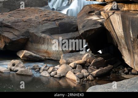 Lungo il percorso Pakse Loop, moto d'acqua a lunga esposizione, meravigliose formazioni rocciose e grandi massi scintillanti, guardando il tramonto lungo il Vang ng Foto Stock