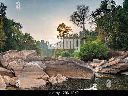 Lungo il percorso Pakse Loop, moto d'acqua a lunga esposizione, meravigliose formazioni rocciose e grandi massi scintillanti, guardando il tramonto lungo il Vang ng Foto Stock