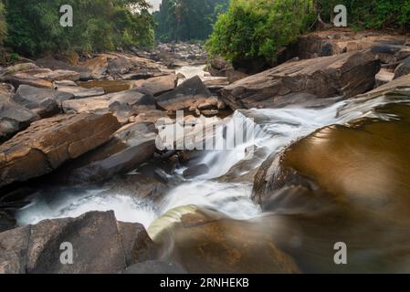 Lungo il percorso Pakse Loop, moto d'acqua a lunga esposizione, meravigliose formazioni rocciose e grandi massi scintillanti, guardando il tramonto lungo il Vang ng Foto Stock