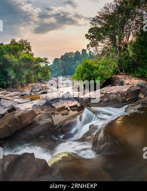 Lungo il percorso Pakse Loop, moto d'acqua a lunga esposizione, meravigliose formazioni rocciose e grandi massi scintillanti, guardando il tramonto lungo il Vang ng Foto Stock