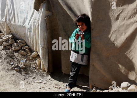 (161114) - KABUL, 13 novembre 2016 -- un bambino afghano sfollato si trova fuori dalla sua tenda a Kabul, capitale dell'Afghanistan, 13 novembre 2016. )(zcc) AFGHANISTAN-KABUL-SFOLLATI BAMBINI RahmatxAlizadah PUBLICATIONxNOTxINxCHN 161114 Kabul Nov 13 2016 a afghani sfollati bambino si trova fuori dalla sua tenda a Kabul capitale dell'Afghanistan Nov 13 2016 ZCC Afghanistan Kabul sfollati bambini RahmatxAlizadah PUBLICATIONxNOTxINxCHN Foto Stock