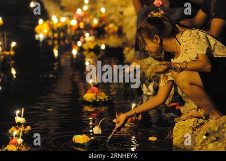(161114) -- SAMUT PRAKAN (THAILANDIA), 14 novembre 2016 -- Una donna mette a galla un Krathong in un parco nella provincia di Samut Prakan, Thailandia, il 14 novembre 2016. La Thailandia ha osservato l'annuale festival Loy Krathong lunedì. Come tradizione che è stata seguita per almeno sette secoli, le persone hanno messo a galla zattere a forma di loto adornate con candele, incenso e fiori, note come Krathongs, intorno alla dodicesima notte di luna piena del calendario thailandese, desiderando che la sfortuna di un anno venga portata via dalle acque. ) THAILAND-LOY KRATHONG-CELEBRATION RachenxSageamsak PUBLICATIONxNOTxINxCHN 161114 Samut Prakan th Foto Stock