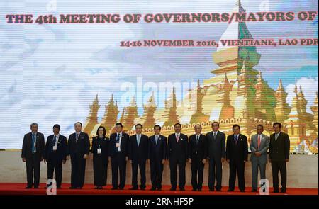 (161115) -- VIENTIANE, 15 novembre 2016 -- i partecipanti posano per una foto di gruppo durante la quarta riunione dei governatori/sindaci delle capitali dell'Associazione delle nazioni del sud-est asiatico (ASEAN) a Vientiane, capitale del Laos, 15 novembre 2016. Il miglioramento della vivibilità nelle principali aree urbane del Sud-est asiatico era all'ordine del giorno mentre i leader civici di circa dieci capitali dell'ASEAN si sono incontrati martedì in Laos. )(yk) LAOS-VIENTIANE-ASEAN-SINDACI-MEETING LiuxAilun PUBLICATIONxNOTxINxCHN Vientiane 15 novembre 2016 i partecipanti si pongono per una foto di gruppo durante la quarta riunione dei governatori sindaci delle capitali dell'Associazione del Sud Foto Stock