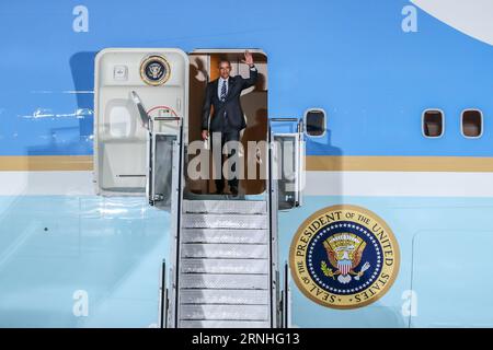 US-Präsident Obama zu Gast in Berlin - Ankunft auf dem Flughafen Berlin-Tegel (161116) -- BERLIN, Nov. 16, 2016 -- U.S. President Barack Obama waves as he arrives at Tegel Airport in Berlin, capital of Germany, on Nov. 16, 2016. U.S. President Barack Obama arrived in Berlin on Wednesday and will meet German Chancellor Angela Merkel on Thursday.) GERMANY-BERLIN-U.S.-OBAMA-ARRIVAL ShanxYuqi PUBLICATIONxNOTxINxCHN   U.S. President Obama to Guest in Berlin Arrival on the Airport Berlin Tegel  Berlin Nov 16 2016 U S President Barack Obama Waves As he arrives AT Tegel Airport in Berlin Capital of Ge Foto Stock