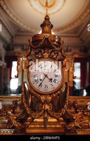Opera d'arte storica orologio dorato nel Museo dell'Ermitage di San Pietroburgo, Russia Foto Stock