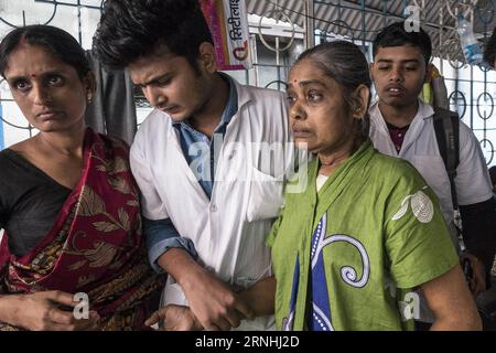 Brand in Krankenhaus in Kalkutta (161121) -- KOLKATA, 21 novembre 2016 -- i pazienti vengono evacuati durante un incendio scoppiato all'ospedale SSKM di Calcutta, capitale dello stato indiano del Bengala Occidentale, 21 novembre 2016. Lunedì è scoppiato un incendio a Calcutta. Le fonti dei vigili del fuoco hanno detto che almeno sedici macchine antincendio sono state pressate per inondare l'incendio e alcuni pazienti sono stati spostati. Non c'erano ancora notizie di vittime.) (wtc) INDIA-KOLKATA-SSKM HOSPITAL-FIRE TumpaxMondal PUBLICATIONxNOTxINxCHN Brand in Hospital in Calcutta Nov 21 2016 pazienti vengono evacuati durante un incendio scoppiato A SSKM ho Foto Stock