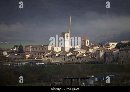 (161122) -- NORCIA, 22 novembre 2016 -- foto scattata il 18 novembre 2016 mostra una vista del centro storico di Norcia, Italia centrale. Sono passate circa tre settimane da quando un terremoto di magnitudo 6,5 sulla scala Richter ha colpito Norcia e la più ampia area montuosa intorno ad essa nell'ottobre 30. È stato il più forte evento sismico che abbia colpito l'Italia dal 1980. I villaggi e le frazioni intorno a Norcia sono stati gravemente colpiti, se non completamente spazzati via. Eppure, la volontà delle persone della regione Umbria di superare l'emergenza e tornare alla vita il prima possibile era palpabile.) (zc) ITALIA-NORCIA-TERREMOTO-DOPO JinxYu Foto Stock