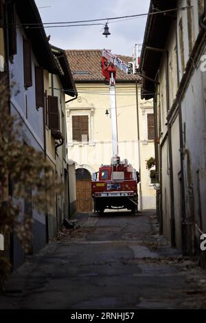 (161122) -- NORCIA, 22 novembre 2016 -- foto scattata il 18 novembre 2016 mostra un camion che lavora per rafforzare una casa danneggiata a Norcia, Italia centrale. Sono passate circa tre settimane da quando un terremoto di magnitudo 6,5 sulla scala Richter ha colpito Norcia e la più ampia area montuosa intorno ad essa nell'ottobre 30. È stato il più forte evento sismico che abbia colpito l'Italia dal 1980. I villaggi e le frazioni intorno a Norcia sono stati gravemente colpiti, se non completamente spazzati via. Eppure, la volontà delle persone della regione Umbria di superare l'emergenza e tornare alla vita il prima possibile era palpabile.) (ZC) ITALIA-NORCIA-TERREMOTO Foto Stock