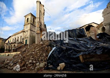 (161122) -- NORCIA, 22 novembre 2016 -- foto scattata il 18 novembre 2016 mostra la basilica di San Benedetto, danneggiata del XIII secolo, il simbolo stesso di Norcia, Italia centrale. Sono passate circa tre settimane da quando un terremoto di magnitudo 6,5 sulla scala Richter ha colpito Norcia e la più ampia area montuosa intorno ad essa nell'ottobre 30. È stato il più forte evento sismico che abbia colpito l'Italia dal 1980. I villaggi e le frazioni intorno a Norcia sono stati gravemente colpiti, se non completamente spazzati via. Eppure, la volontà delle persone della regione Umbria di superare l'emergenza e tornare alla vita il prima possibile era palpabile.) (zc) ITALIA Foto Stock