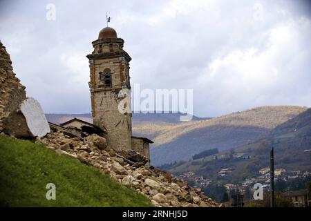 (161122) -- NORCIA, 22 novembre 2016 -- foto scattata il 18 novembre 2016 mostra il campanile danneggiato a Norcia, Italia centrale. Sono passate circa tre settimane da quando un terremoto di magnitudo 6,5 sulla scala Richter ha colpito Norcia e la più ampia area montuosa intorno ad essa nell'ottobre 30. È stato il più forte evento sismico che abbia colpito l'Italia dal 1980. I villaggi e le frazioni intorno a Norcia sono stati gravemente colpiti, se non completamente spazzati via. Eppure, la volontà delle persone della regione Umbria di superare l'emergenza e tornare alla vita il prima possibile era palpabile.) (zc) ITALIA-NORCIA-TERREMOTO-DOPO JinxYu PUBLICATI Foto Stock