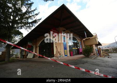 (161122) -- NORCIA, 22 novembre 2016 -- foto scattata il 18 novembre 2016 mostra un negozio di mobili danneggiato nel centro commerciale di Norcia, Italia centrale. Sono passate circa tre settimane da quando un terremoto di magnitudo 6,5 sulla scala Richter ha colpito Norcia e la più ampia area montuosa intorno ad essa nell'ottobre 30. È stato il più forte evento sismico che abbia colpito l'Italia dal 1980. I villaggi e le frazioni intorno a Norcia sono stati gravemente colpiti, se non completamente spazzati via. Eppure, la volontà delle persone della regione Umbria di superare l'emergenza e tornare alla vita il prima possibile era palpabile.) (ZC) ITALIA-NORCIA-TERREMOTO-AFTE Foto Stock