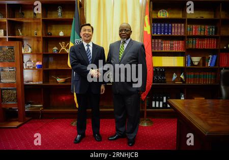 (161122) -- CITTÀ DEL CAPO, 22 novembre 2016 -- Gwede Mantashe (R), segretario generale del partito al governo del Sudafrica, il 22 novembre 2016, si stringe la mano al vicepresidente cinese li Yuanchao in visita a città del Capo, in Sudafrica. Li ha detto martedì che la Cina è pronta ad approfondire la cooperazione e gli scambi da partito a partito con il Sudafrica.) (Zjy) SUD AFRICA-CITTÀ DEL CAPO-CINA-ANC-VISIT ZhaixJianlan PUBLICATIONxNOTxINxCHN città del Capo 22 novembre 2016 Segretario generale del Congresso Nazionale Africano del Sud Africa ANC Party Gwede Mantashe r Shakes Hands with Visiting Chinese Vice Pres Foto Stock