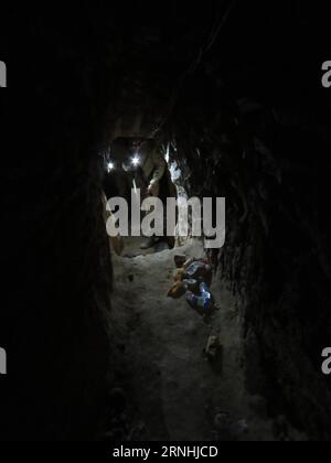 (161123) -- BASHIQA (Iraq), 23 novembre 2016 -- Un combattente curdo Peshmerga cammina nel tunnel una volta utilizzato dai militanti dello Stato Islamico (IS) sul fronte Bashiqa a nord-est di Mosul, nell'Iraq settentrionale, 22 novembre 2016. Supportati dai combattenti curdi Peshmerga, le truppe irachene hanno dato il via alle operazioni il mese scorso per riprendere Mosul. Le operazioni militari rallentarono poiché i militanti IS usavano i civili come scudi umani. ) (Zjy) IRAQ-BASHIQA-KURDISH PESHMERGA FIGHTER KhalilxDawood PUBLICATIONxNOTxINxCHN Bashiqa Iraq Nov 23 2016 un Kurdish Peshmerga Fighter cammina nel tunnel una volta utilizzato dagli islamici Foto Stock