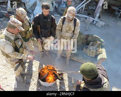 (161123) -- BASHIQA (Iraq), 23 novembre 2016 -- combattenti curdi Peshmerga sono visti sul fronte Bashiqa a nord-est di Mosul, nell'Iraq settentrionale, 22 novembre 2016. Supportati dai combattenti curdi Peshmerga, le truppe irachene hanno dato il via alle operazioni il mese scorso per riprendere Mosul. Le operazioni militari rallentarono quando i militanti dello Stato islamico usarono i civili come scudi umani. ) (Zjy) IRAQ-BASHIQA-KURDISH PESHMERGA FIGHTER KhalilxDawood PUBLICATIONxNOTxINxCHN Bashiqa Iraq Nov 23 2016 Kurdish Peshmerga Fighters are Lakes AT the Bashiqa Frontline Northeast of Mosul nell'Iraq settentrionale Nov 22 2016 Supported Foto Stock