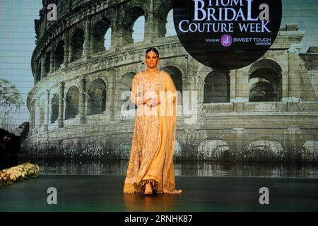 (161126) -- LAHORE, 25 novembre 2016 -- Un modello presenta una creazione del designer Sweet Touch durante la 13a Bridal Couture Week a Lahore, Pakistan orientale, 25 novembre 2016. ) (Zjy) PAKISTAN-LAHORE-BRIDAL-FASHION JamilxAhmed PUBLICATIONxNOTxINxCHN Lahore Nov 25 2016 a Model Presents a Creation by Designers Sweet Touch durante la 13a Bridal Couture Week a Lahore East Pakistan Nov 25 2016 zjy Pakistan Lahore Bridal Fashion JamilxAhmed PUBLICATIONxTxINxCHN Foto Stock