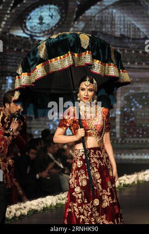 (161126) -- LAHORE, 25 novembre 2016 -- Un modello presenta una creazione del designer MNR durante la 13a Bridal Couture Week a Lahore, Pakistan orientale, 25 novembre 2016. ) (Zjy) PAKISTAN-LAHORE-BRIDAL-FASHION JamilxAhmed PUBLICATIONxNOTxINxCHN Lahore Nov 25 2016 a Model Presents a Creation by Designers durante la 13a Bridal Couture Week a Lahore East Pakistan Nov 25 2016 zjy Pakistan Lahore Bridal Fashion JamilxAhmed PUBLICATIONxNOTxINxCHN Foto Stock