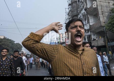 (161128) -- CALCUTTA, 28 novembre 2016 -- un attivista indiano del Partito Comunista d'India (marxista) protesta contro la recente mossa di demonetizzazione in una manifestazione a Calcutta, capitale dello stato indiano orientale del Bengala Occidentale, 28 novembre 2016. Lunedì i partiti di opposizione dell'India hanno chiesto proteste a livello nazionale per la mossa di demonetizzazione del governo. ) (lrz) INDIA-CALCUTTA-PROTESTA TumpaxMondal PUBLICATIONxNOTxINxCHN Kolkata Nov 28 2016 a un attivista indiano del Partito Comunista d'India protesta marxista contro la recente mossa in un raduno a Calcutta capitale dello Stato indiano orientale Bengala OCCIDENTALE Nov 28 2016 Foto Stock