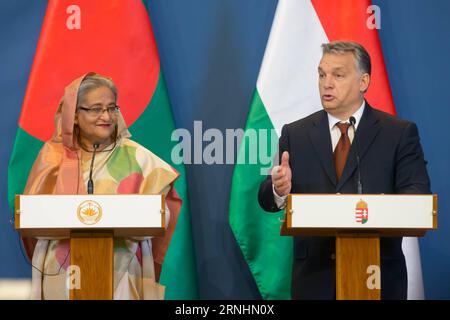 (161129) -- BUDAPEST, 29 novembre 2016 -- in visita al primo ministro bengalese Sheikh Hasina Wazed (L) e al suo omologo ungherese Viktor Orban, partecipano a una conferenza stampa congiunta dopo la loro riunione a Budapest, capitale dell'Ungheria, il 29 novembre 2016. Viktor Orban e Sheikh Hasina Wazed si sono incontrati qui martedì, sottolineando la loro intenzione di collaborare. UNGHERIA-BUDAPEST-BANGLADESH-PM-VISITA AttilaxVolgyi PUBLICATIONxNOTxINxCHN Budapest novembre 29 2016 visita ai primi ministri del Bangladesh Sheikh Hasina Wazed l e la sua parte ungherese Viktor Orban partecipano a una conferenza stampa congiunta dopo la loro riunione a Budapest Foto Stock