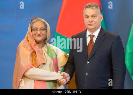 (161129) -- BUDAPEST, 29 novembre 2016 -- in visita il primo ministro del Bangladesh Sheikh Hasina Wazed (L) stringe la mano alla sua controparte ungherese Viktor Orban durante una conferenza stampa congiunta dopo la loro riunione a Budapest, capitale dell'Ungheria, il 29 novembre 2016. Viktor Orban e Sheikh Hasina Wazed si sono incontrati qui martedì, sottolineando la loro intenzione di collaborare. UNGHERIA-BUDAPEST-BANGLADESH-PM-VISITA AttilaxVolgyi PUBLICATIONxNOTxINxCHN Budapest novembre 29 2016 visita ai primi ministri del Bangladesh Sheikh Hasina Wazed l Shakes Hands with HIS Hungarian Part Viktor Orban during a Joint Press Conference Afte Foto Stock