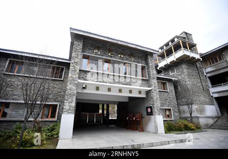 La foto scattata il 29 novembre 2016 mostra la Wolong Primary School nella Wolong National Nature Reserve, nella provincia del Sichuan della Cina sud-occidentale. Quasi 200 progetti di ricostruzione sono stati intrapresi dal governo di Hong Kong ad un costo combinato di oltre 10 miliardi di dollari di Hong Kong (1,29 miliardi di dollari) in seguito al terremoto di magnitudo 8 di Wenchuan che ha ucciso quasi 70.000 persone, secondo un rapporto pubblicato dal governo di Hong Kong alla fine di novembre. Questi progetti sono stati sparsi in 12 città e prefetture del Sichuan. Ventitré di loro si trovano nella riserva naturale nazionale di Wolong, famo Foto Stock