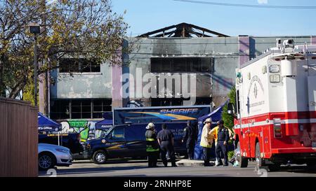 Polizia e vigili del fuoco lavorano fuori dal magazzino interessato a Oakland, a est di San Francisco, Stati Uniti, 3 dicembre 2016. Il sindaco di Oakland Libby Schaaf ha promesso sabato indagini complete su un incendio notturno che ha ucciso almeno 9 persone, mentre altre 25 erano ancora sconosciute a Oakland. )(gj) U.S.-OAKLAND-FIRE XuxYong PUBLICATIONxNOTxINxCHN la polizia e i vigili del fuoco lavorano fuori dal magazzino colpito a Oakland est di San Francisco gli Stati Uniti DEC 3 2016 Oakland Mayor Libby Schaaf ha impegnato sabato indagini complete sul fuoco notturno che HA UCCISO almeno 9 d.C. Foto Stock