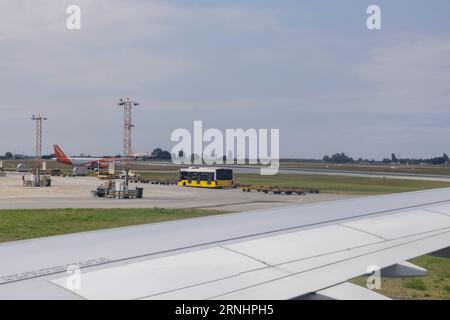 Porto, Portogallo - 31.05.2023: Aeromobili Easyjet presso l'Aeroporto Internazionale Francisco sa Carneiro di Porto, vista dall'interno dell'aereo. Foto Stock