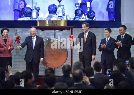 (161205) -- HONG KONG, 5 dicembre 2016 -- Leung Chun-ying (3rd R), amministratore delegato della regione amministrativa speciale di Hong Kong, e Hong Kong Exchange and Clearing Chairman Chow Chung-kong (2nd L) ha battuto congiuntamente il gong per celebrare il lancio della Shenzhen-Hong Kong Stock Connect, il secondo collegamento tra l'entroterra e le borghe di Hong Kong, a Hong Kong, nel sud della Cina, 5 dicembre 2016. ) (Zwx) CHINA-HONG KONG-STOCK CONNECT-LAUNCH (CN) WangxShen PUBLICATIONxNOTxINxCHN Hong Kong DEC 5 2016 Leung Chun Ying 3rd r Chief Executive of Hong Kong Special Administrative Region and Hong Kong Borse e Clearing C Foto Stock